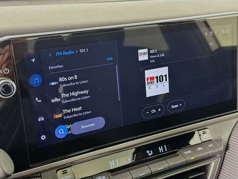 Used 2025 Toyota Camry SE w/ Multimedia Upgrade Package image 15