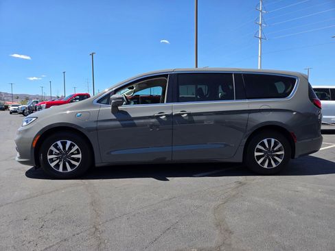 Used 2022 Chrysler Pacifica Touring-L w/ Uconnect Theater Family Group FWD image 3