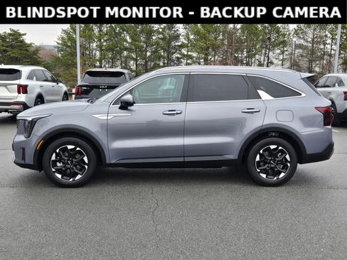 Certified 2025 Kia Sorento S w/ Panoramic Sunroof Package image 4