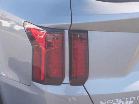Used 2023 Kia Sorento EX AWD/4WD image 12
