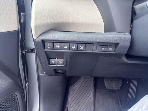 Used 2023 Toyota Sienna Platinum AWD/4WD image 16