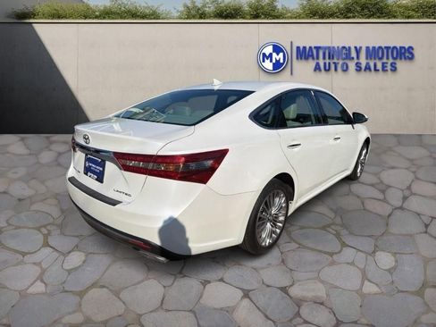 Used 2017 Toyota Avalon Limited image 3