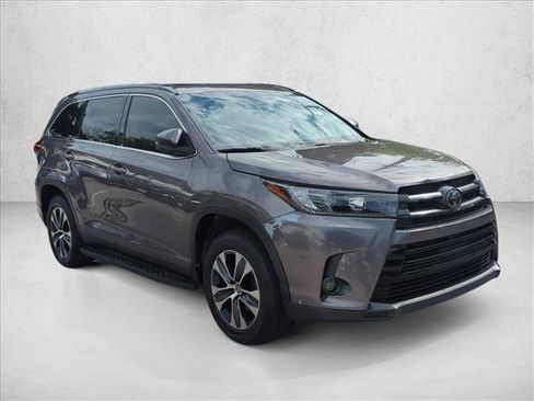 Certified 2019 Toyota Highlander SE FWD image 3
