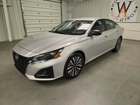 Used 2025 Nissan Altima 2.5 SV FWD image 2