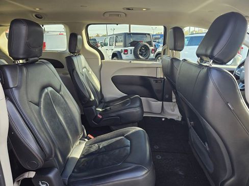 Used 2019 Chrysler Pacifica Touring-L FWD image 12