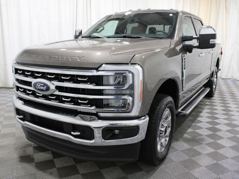 Used 2023 Ford F250 Lariat w/ Chrome Package image 39