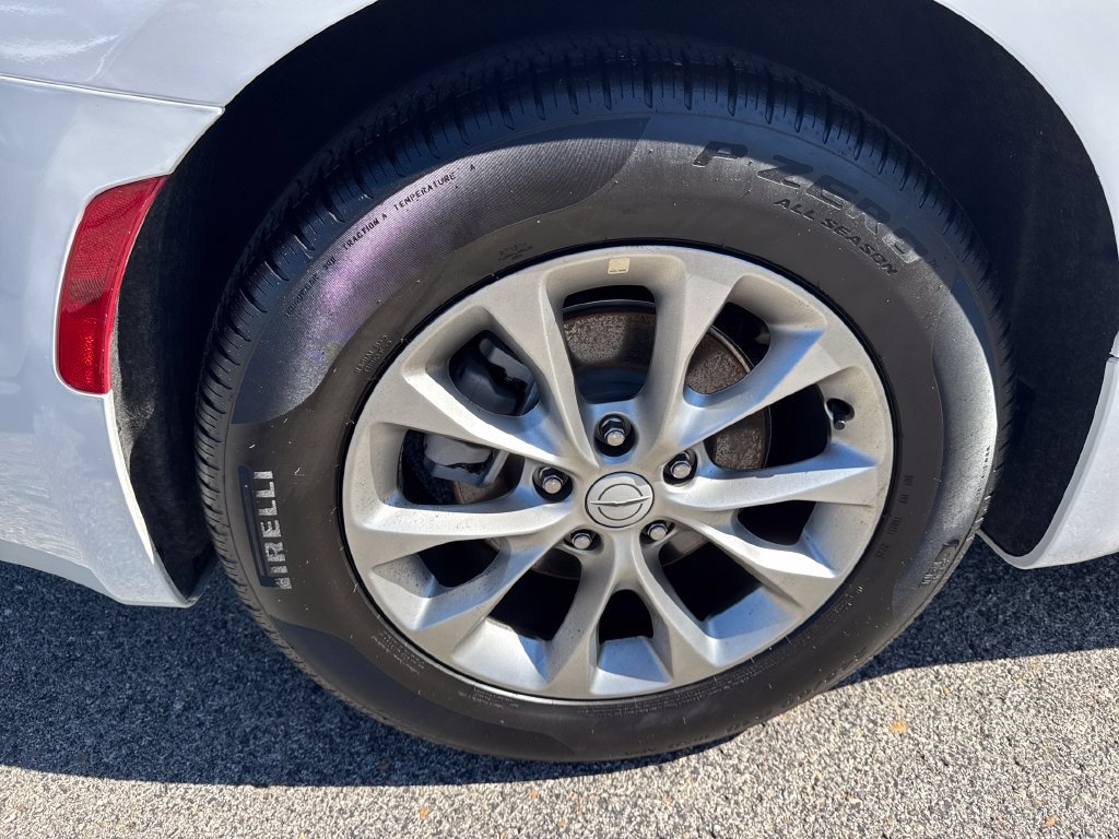 Used 2026 Chrysler Pacifica Limited FWD image 5