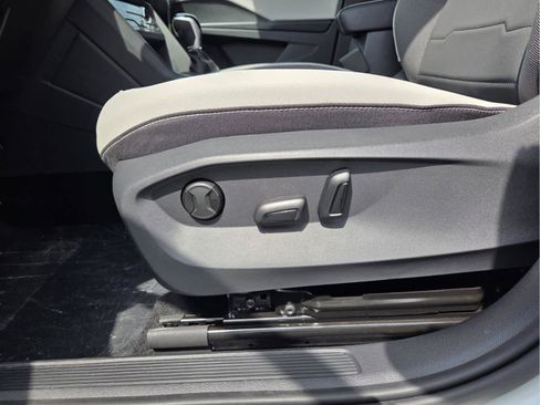 New 2026 Volkswagen Taos SE FWD image 21