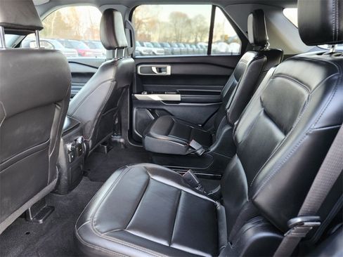 Certified 2022 Ford Explorer XLT w/ Equipment Group 202A image 16