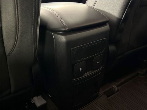 Used 2023 Ford Explorer XLT AWD/4WD image 32