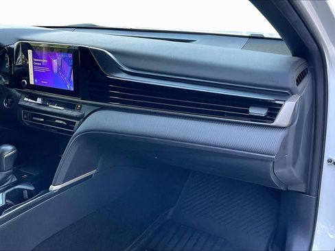 Used 2025 Toyota Camry SE image 17