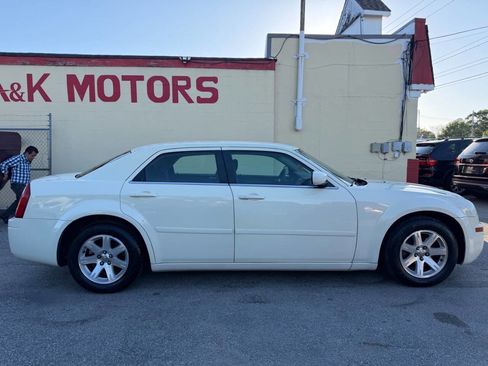Used 2006 Chrysler 300 RWD image 9
