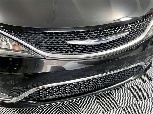 Used 2017 Chrysler Pacifica Touring Plus FWD image 29