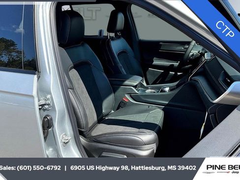 New 2025 Jeep Grand Cherokee Altitude image 9