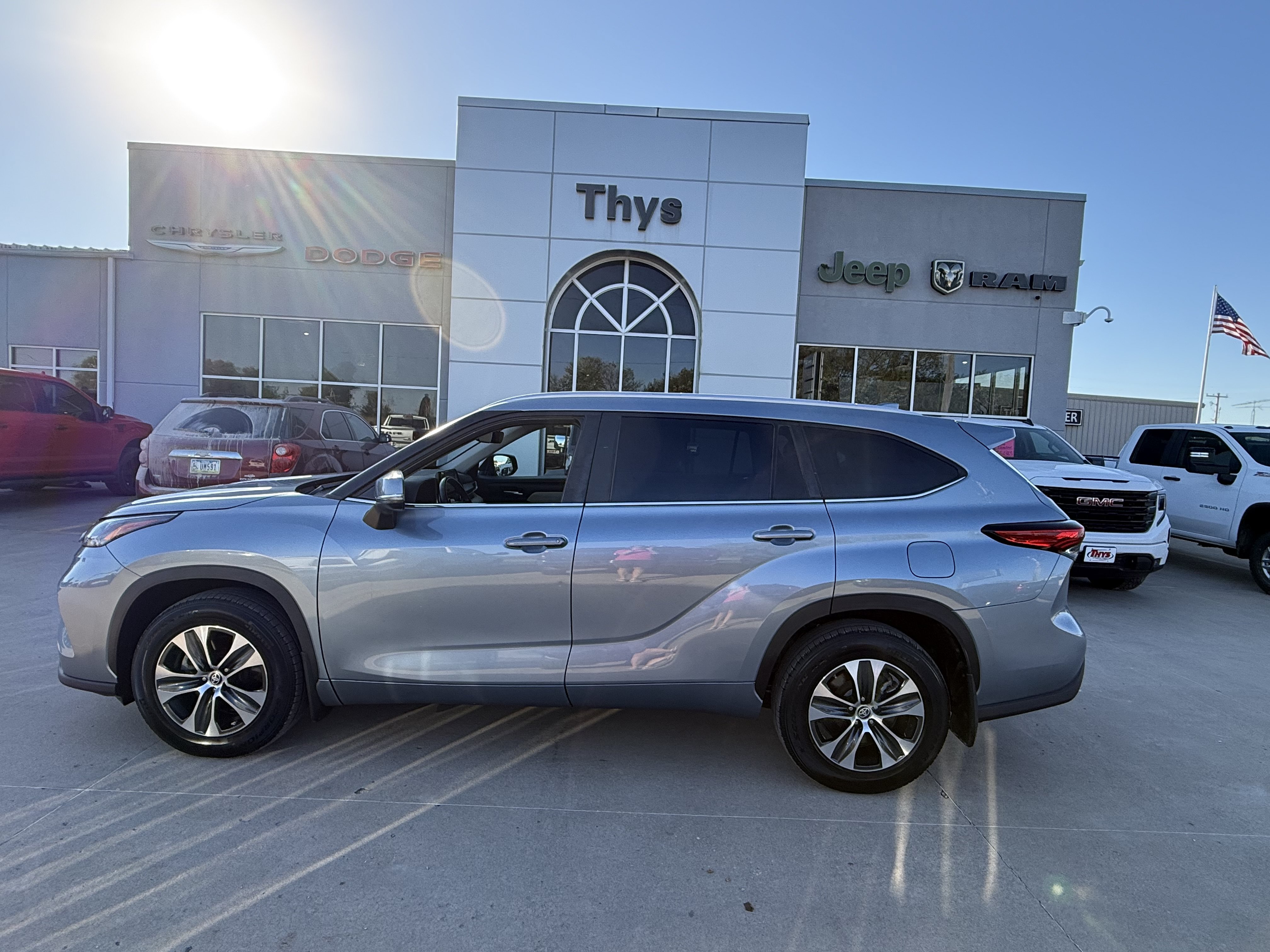 Used 2023 Toyota Highlander XLE AWD/4WD image 30