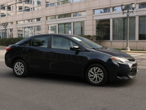 Used 2018 Toyota Corolla LE image 2