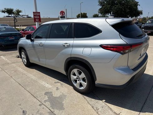 Used 2023 Toyota Highlander LE FWD image 5