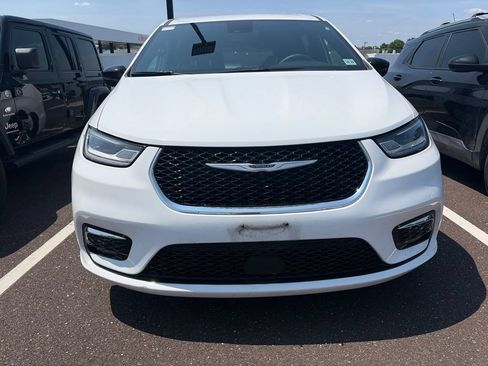 Used 2025 Chrysler Pacifica Select FWD image 2