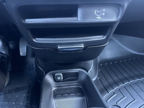 Used 2026 Chrysler Pacifica Select image 15