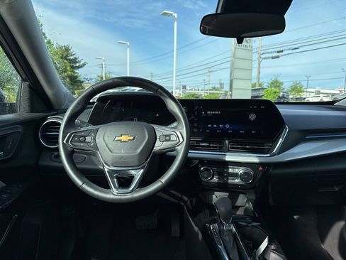 Used 2025 Chevrolet Trax LT w/ LT Convenience Package FWD image 19
