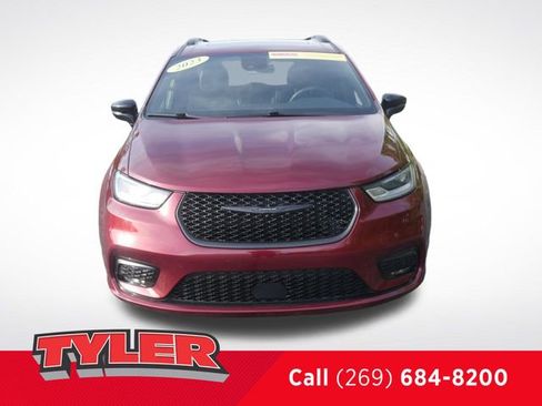 Used 2023 Chrysler Pacifica Limited w/ Uconnect Theater Family Group FWD image 2