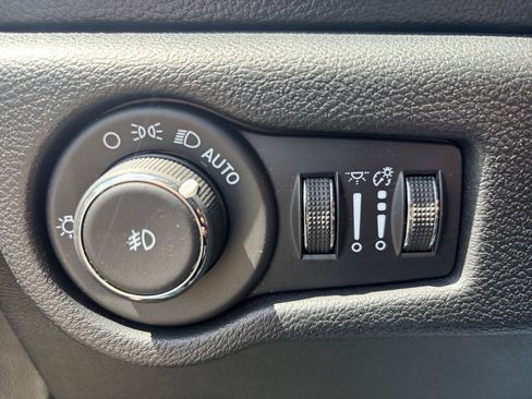 Used 2025 Chrysler Pacifica Select FWD image 18