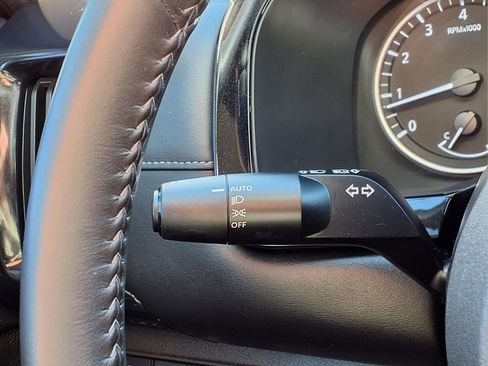 Used 2025 Nissan Pathfinder SV image 18