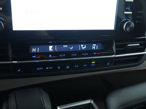 Used 2022 Toyota Sienna XLE image 23