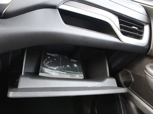 Used 2024 GMC Terrain SLT image 29