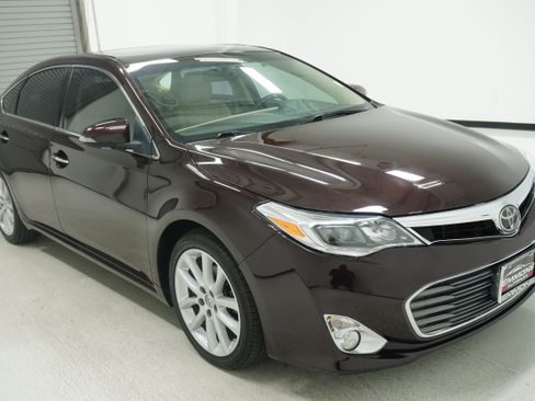 Used 2015 Toyota Avalon Limited w/ Technology Package FWD image 3