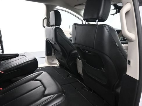 Used 2024 Chrysler Pacifica Touring-L FWD image 18
