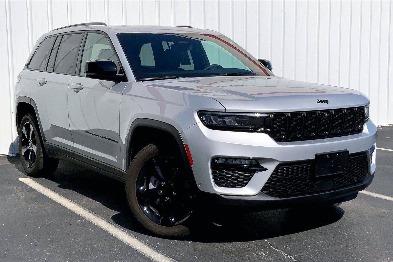Used 2024 Jeep Grand Cherokee Limited w/ Luxury Tech Group II AWD/4WD image 2