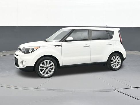 Used 2017 Kia Soul + image 6