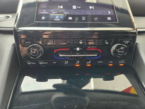 Used 2023 Jeep Grand Cherokee Laredo w/ Luxury Tech Group I AWD/4WD image 26