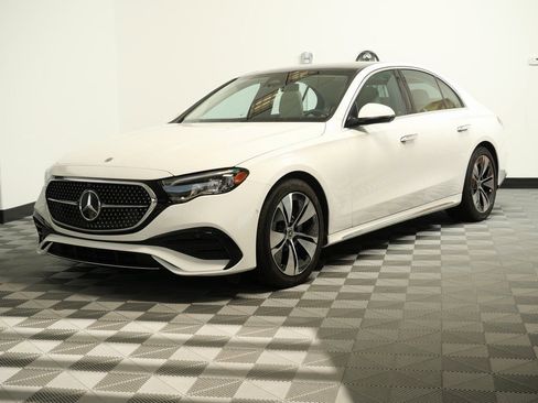 Used 2025 Mercedes-Benz E 350 4MATIC Sedan image 3