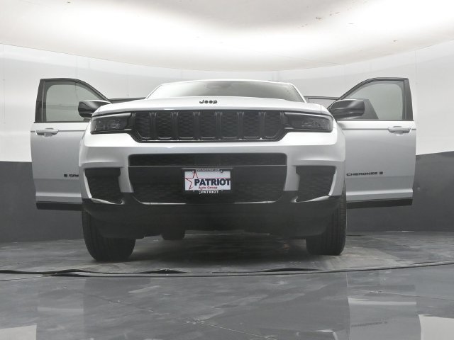 Used 2025 Jeep Grand Cherokee L Altitude RWD image 65