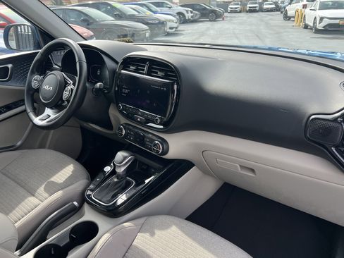Certified 2025 Kia Soul EX image 14