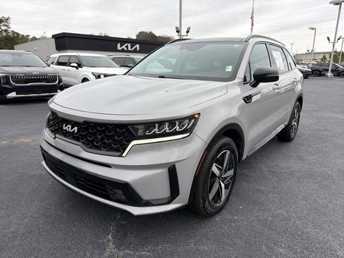 Used 2022 Kia Sorento EX w/ Panoramic Sunroof Package image 3