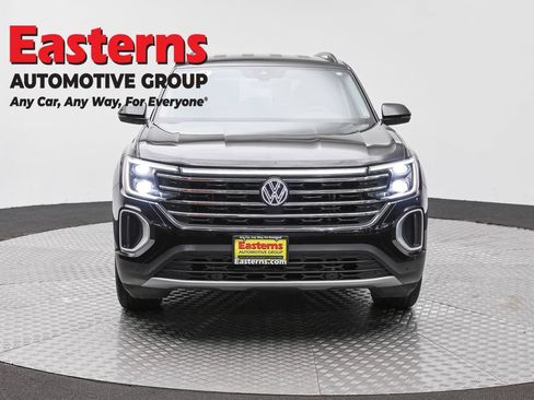Used 2025 Volkswagen Atlas SE FWD image 2