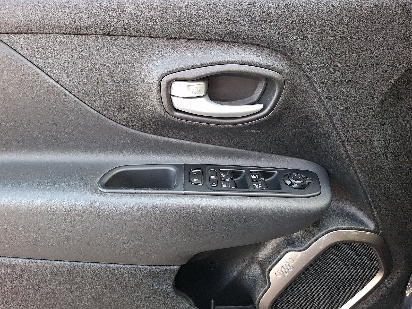 Used 2023 Jeep Renegade Latitude AWD/4WD image 12