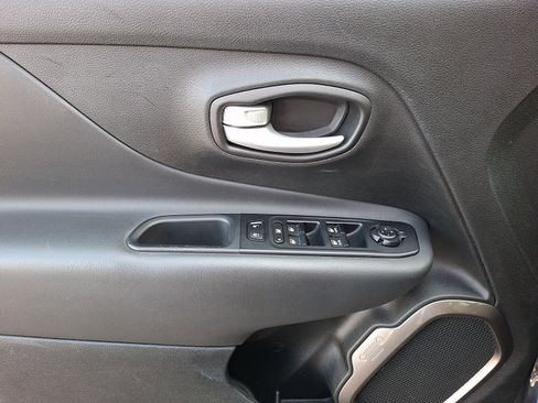 Used 2023 Jeep Renegade Latitude AWD/4WD image 12