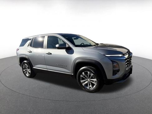 Used 2025 Chevrolet Equinox LT image 2