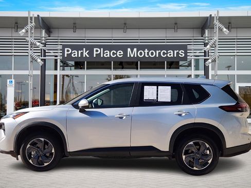 Used 2024 Nissan Rogue SV image 3