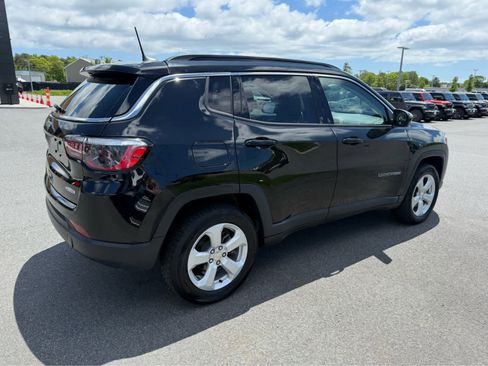 Used 2021 Jeep Compass Latitude w/ Sun and Sound Group AWD/4WD image 9