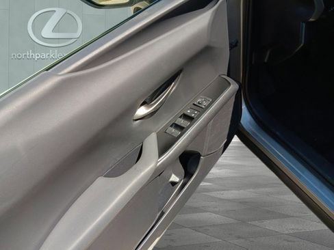 Certified 2022 Lexus UX 200 w/ Accessory Package (Z2) image 11