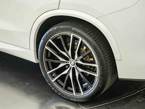 Used 2022 BMW X5 xDrive40i w/ M Sport Package AWD/4WD image 11