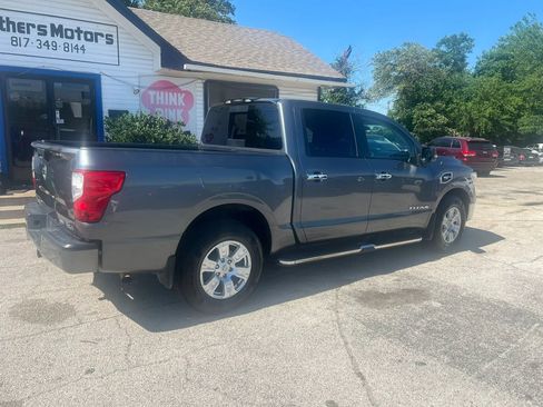 Used 2017 Nissan Titan SV AWD/4WD image 5