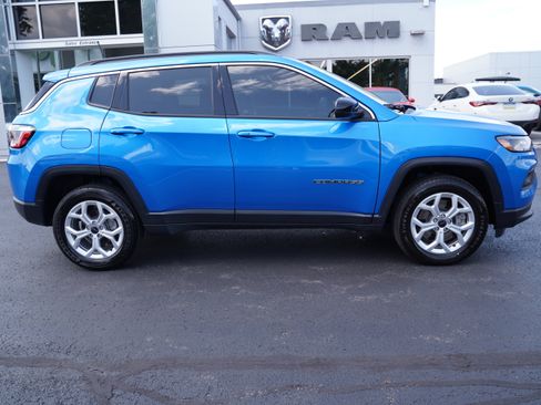 Used 2025 Jeep Compass Latitude AWD/4WD image 2