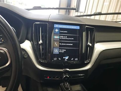 Used 2019 Volvo XC60 T5 Momentum w/ Multimedia Package AWD/4WD image 13