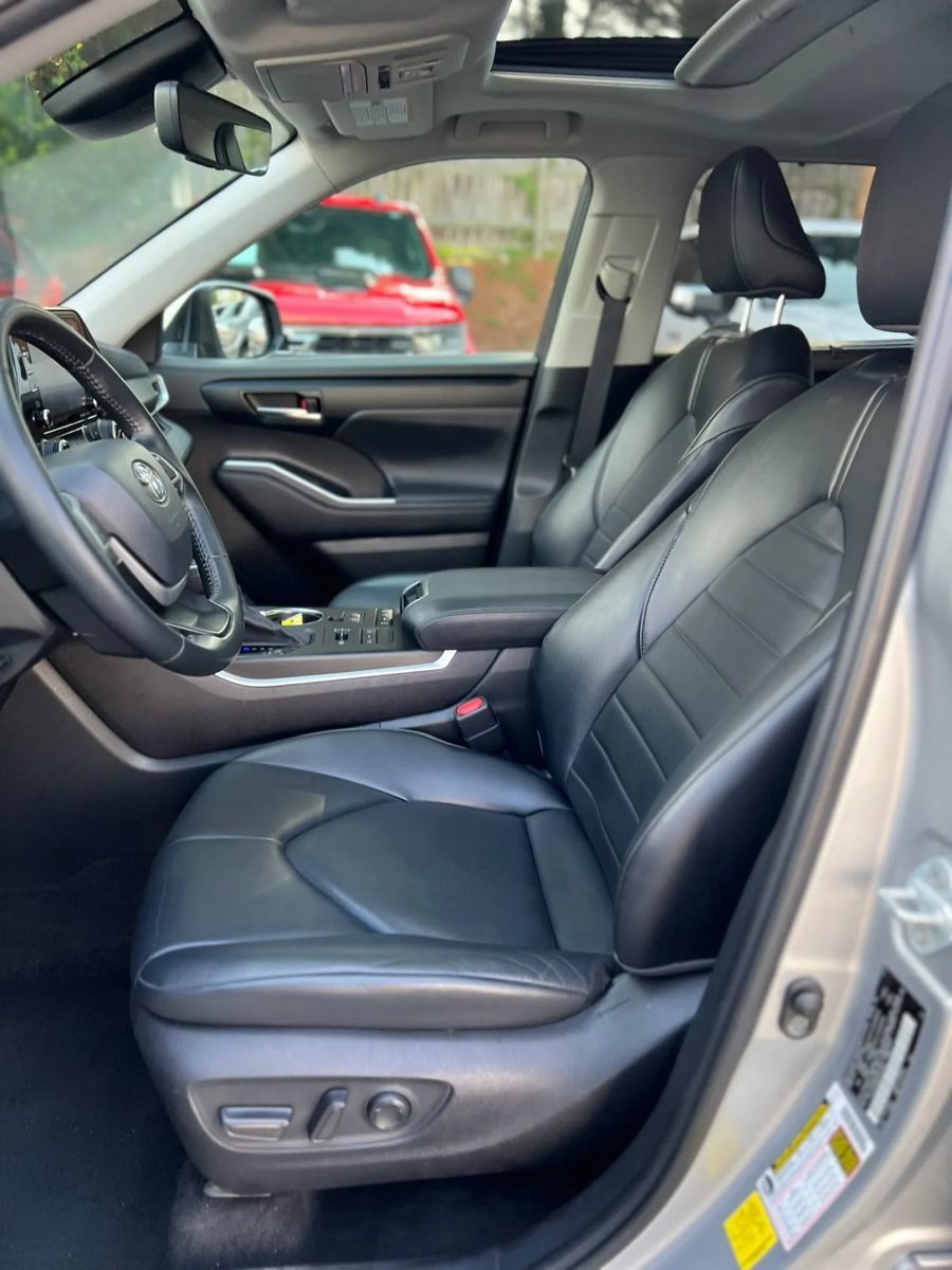 Used 2022 Toyota Highlander XLE AWD/4WD image 14